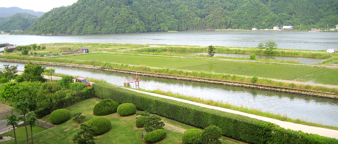 円山川の雄大なながれと緑ゆたかな庭園。