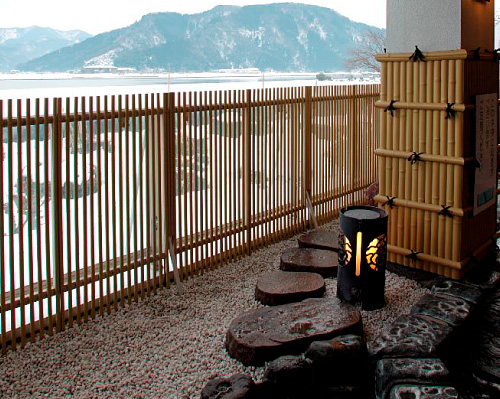 Open-air bath on an observation deck overlooking the beautiful Maruyama River