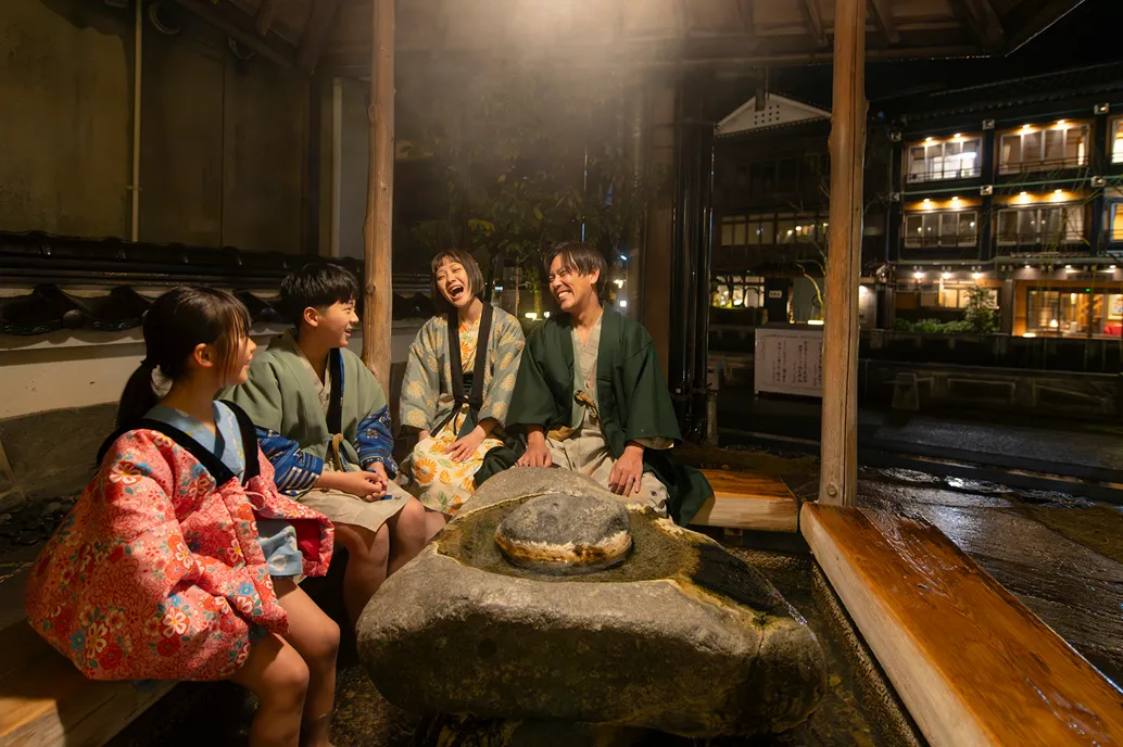 城崎の外湯に入る家族