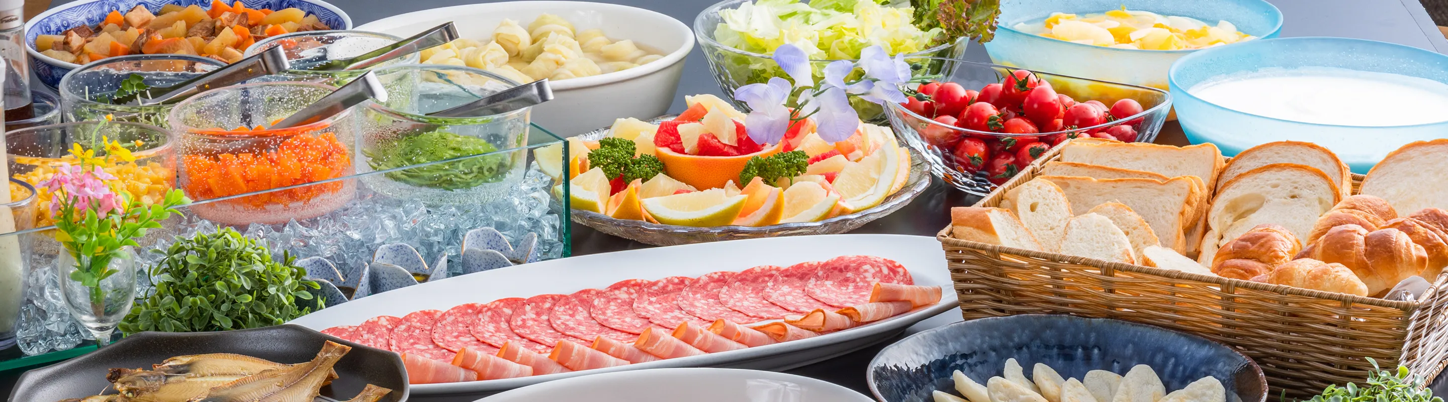 朝食のバイキング